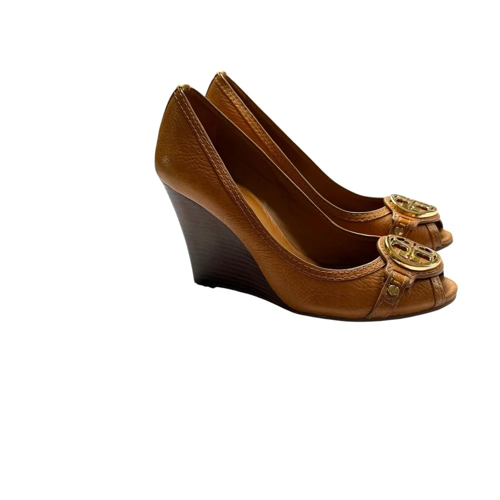 Tory Burch Sally Tan Pebbled Leather Peep Toe Wedge Pumps Gold Logo Medallion